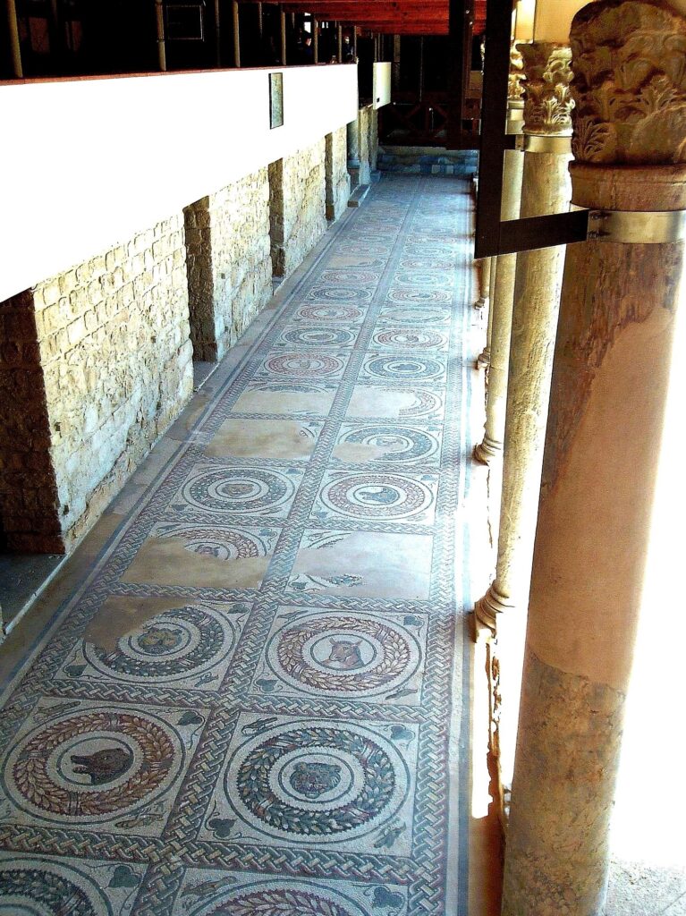 Particolare del mosaico con protomi animali del peristilio rettangolare, Villa del Casale di Piazza Armerina (foto di A. Patti)