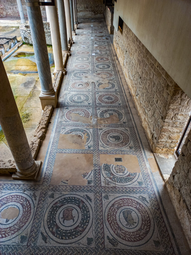 Il peristilio della Villa Romana del Casale di Piazza Armerina con la struttura di protezione creata da Guido Meli (foto di A. Patti 03-12-2023)