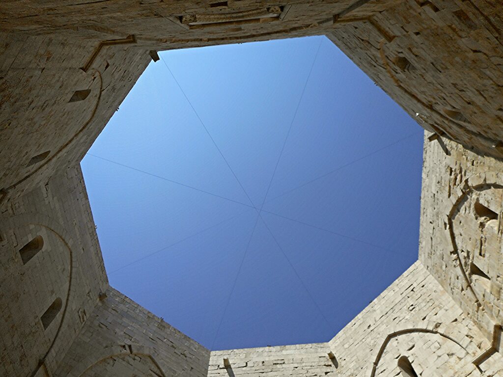 castel del monte cortile interno