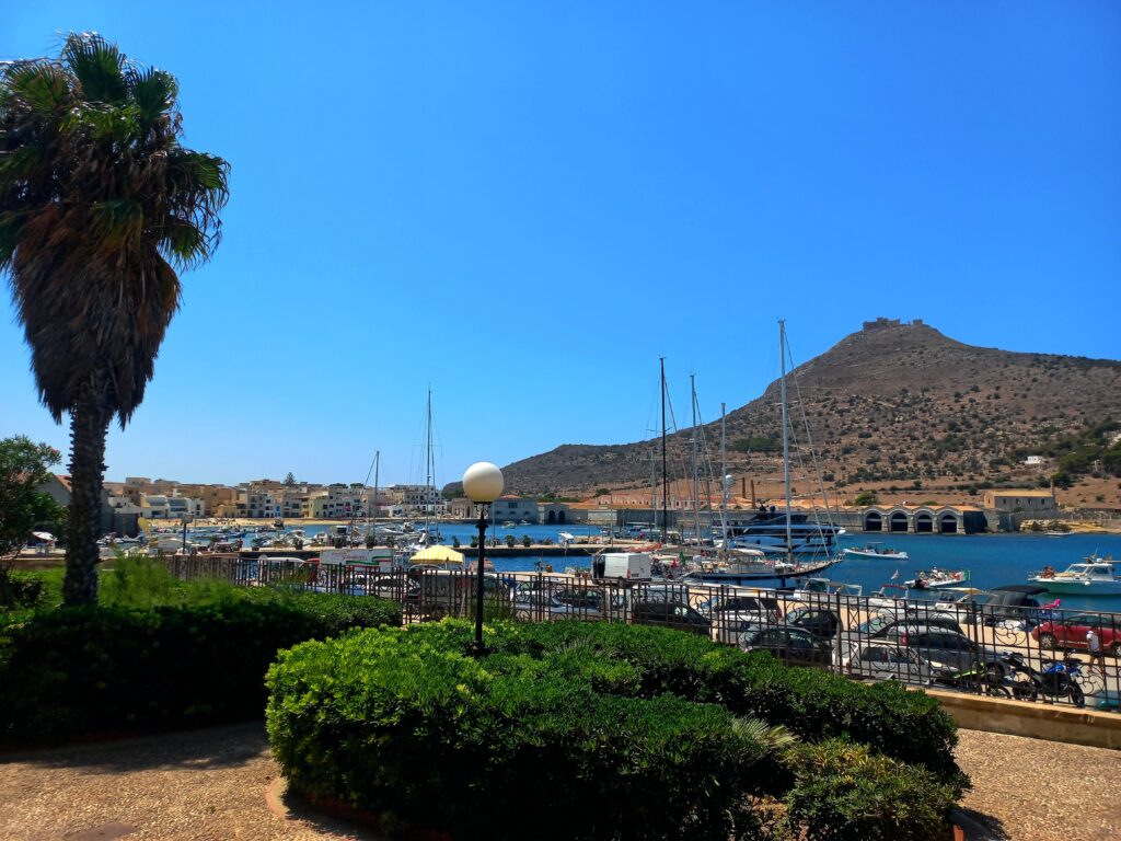 l'isola di favignana e l'ex tonnara vista dal palazzo florio